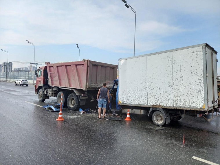 Водитель "ГАЗели" залетел под тяжелый грузовик на улице Федюнинского