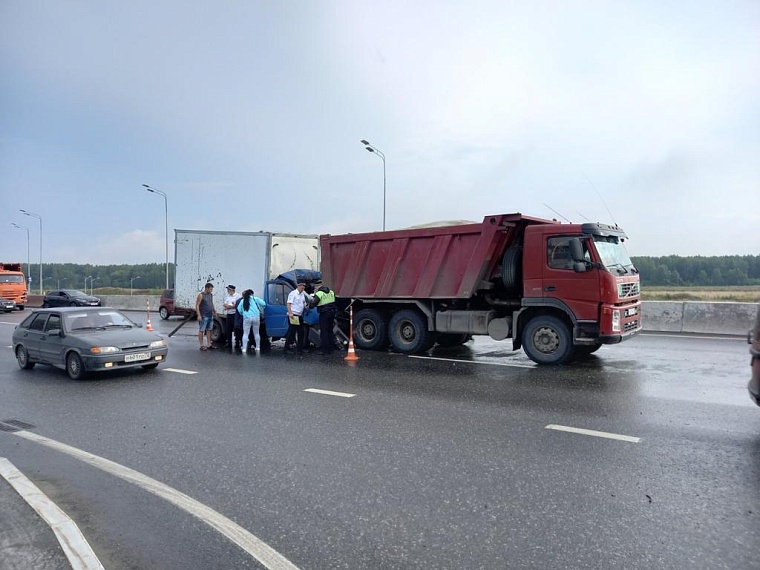 Водитель "ГАЗели" залетел под тяжелый грузовик на улице Федюнинского