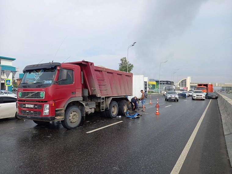 Водитель "ГАЗели" залетел под тяжелый грузовик на улице Федюнинского