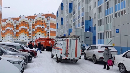 Девочка спасла сестру от падения с восьмого этажа