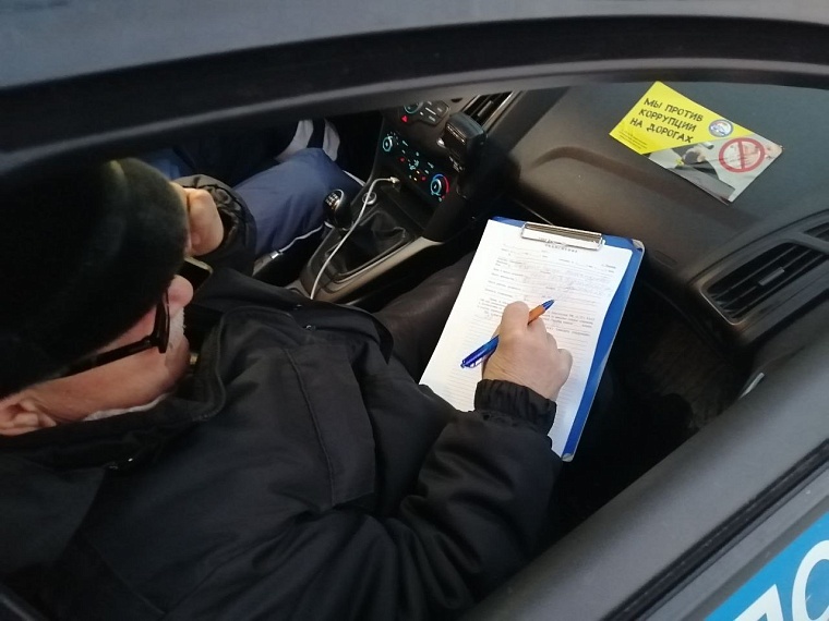 В Тюмени задержали автомобилиста, проехавшего по пешеходному бульвару на улице Дзержинского