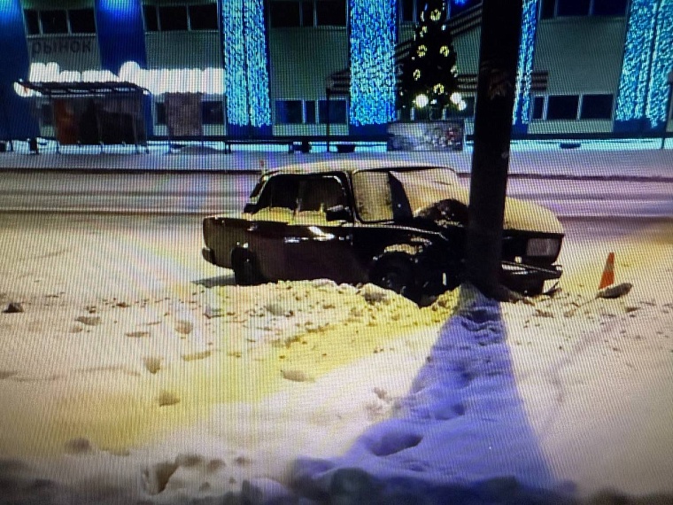 На Ямской в Тюмени лишенный прав водитель на «пятерке» влетел в столб, есть пострадавшие