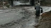 В Волгоградской области пожилую женщину снес поток талых вод