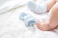 В Тобольске в подъезд подкинули младенца в полотенце