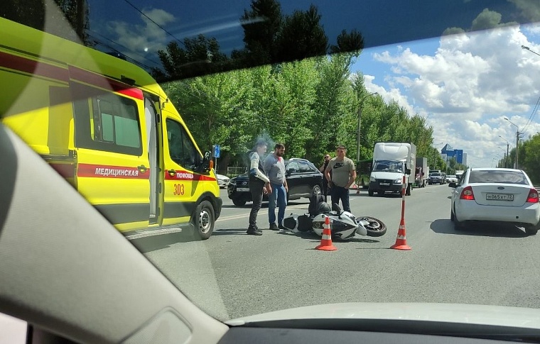 На улице Республики в Тюмени водитель на Geely сбил мотоциклиста