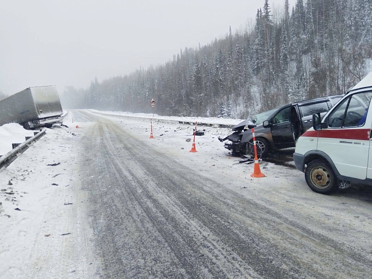 Водитель "Доджа" спровоцировала столкновение с фурой на тюменской трассе