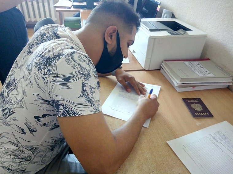 В Тюмени оштрафовали участников свадебного кортежа, перегородившего ул. Республики