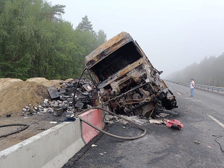 На трассе Тюмень - Омск фура въехала в ограждение и загорелась