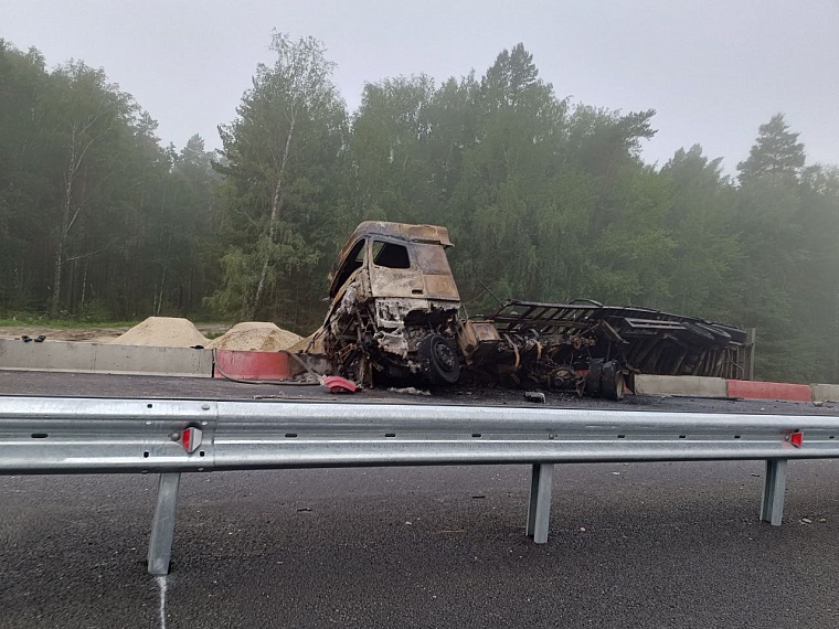 На трассе Тюмень - Омск фура въехала в ограждение и загорелась