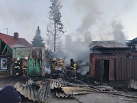 В частном секторе Тюмени горит жилой дом