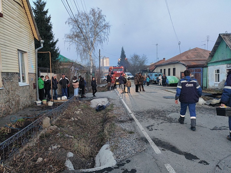 В частном секторе Тюмени горит жилой дом