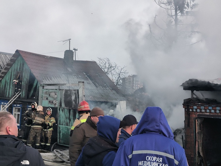 В частном секторе Тюмени горит жилой дом