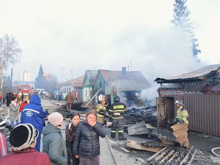 В частном секторе Тюмени горит жилой дом