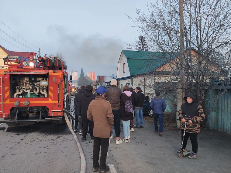 В частном секторе Тюмени горит жилой дом