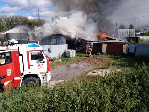 В микрорайоне Тура пожарные тушат частный дом с постройками