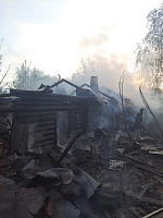 На улице Ямальской в Тюмени загорелся нежилой дом