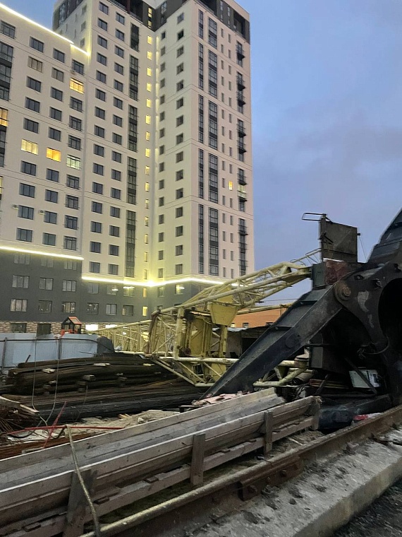 В Тобольске упал башенный кран, прокуратура проводит проверку