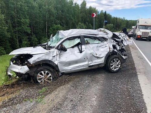 На трассе Тюмень — Ханты-Мансийск кроссовер опрокинулся в кювет