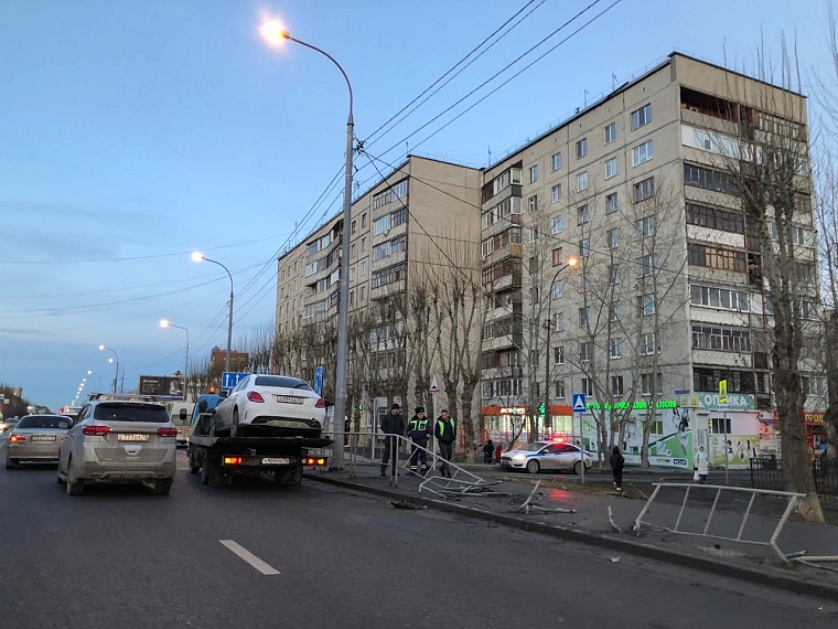 "Мерседес" пробил ограждение недалеко от школы на Червишевском тракте