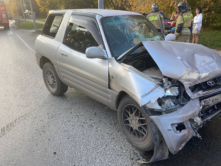 На улице Дружбы в Тюмени столкнулись две легковушки, в числе четырех пострадавших девочка