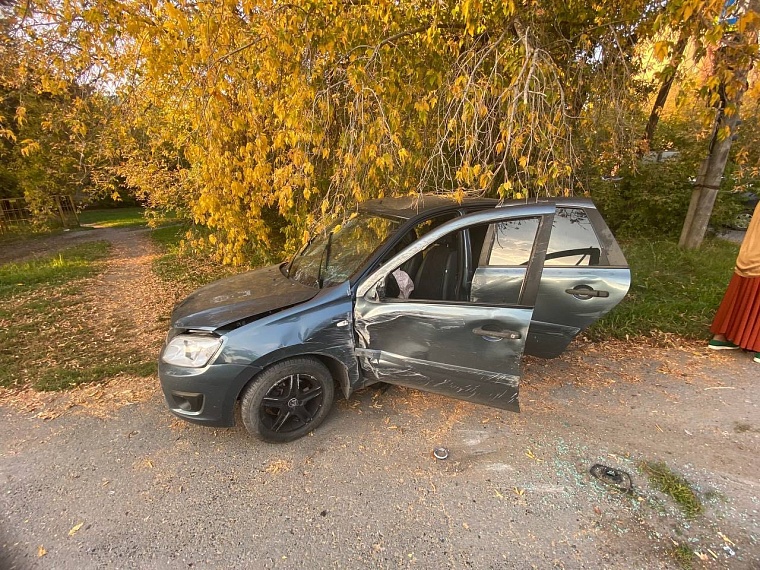 На улице Дружбы в Тюмени столкнулись две легковушки, в числе четырех пострадавших девочка