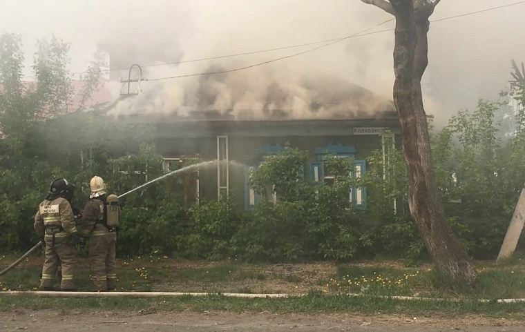 В Тюмени вспыхнул частный дом с надворными постройками