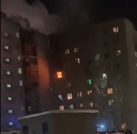 В Тюмени горит квартира в жилом доме на Шаимском