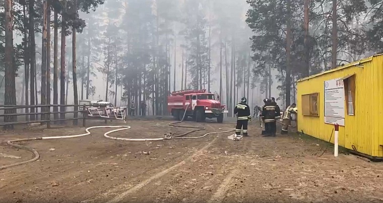 За деревней Пышминкой по Ялуторовскому тракту горит лес. Онлайн-репортаж