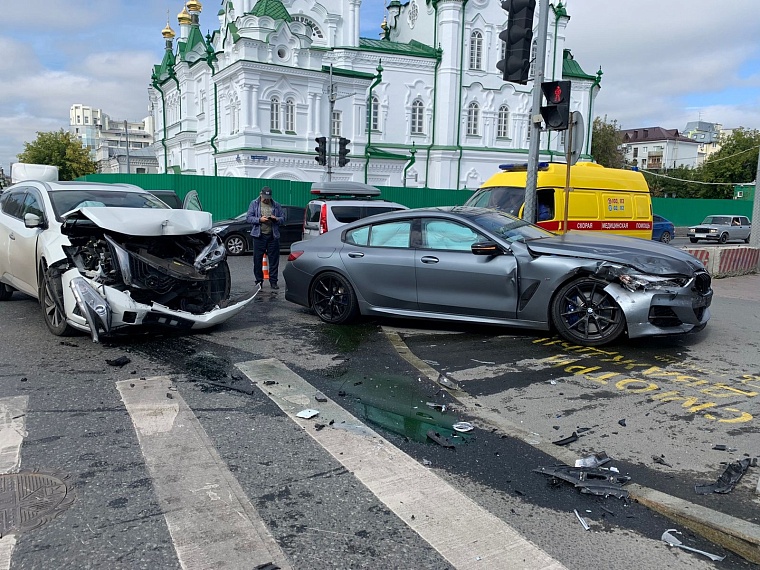 Жесткое ДТП в центре Тюмени: иномарку отбросило на тротуар, есть пострадавшие