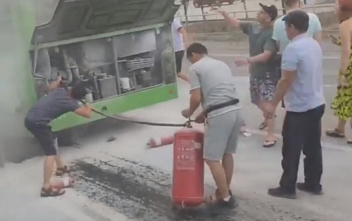 На улице Республики в Тюмени загорелся рейсовый автобус