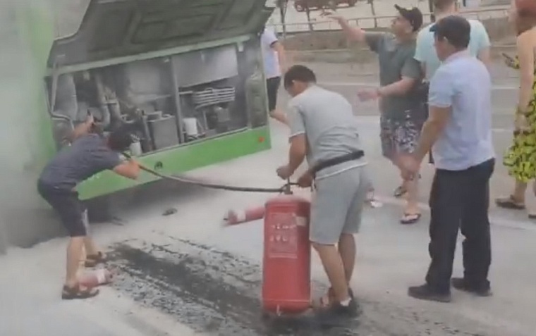 На улице Республики в Тюмени загорелся рейсовый автобус