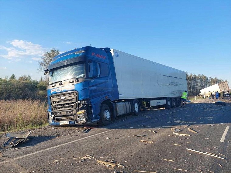 Сразу три большегруза столкнулись на тюменской трассе
