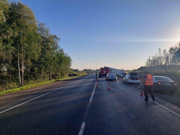 Сразу три большегруза столкнулись на тюменской трассе