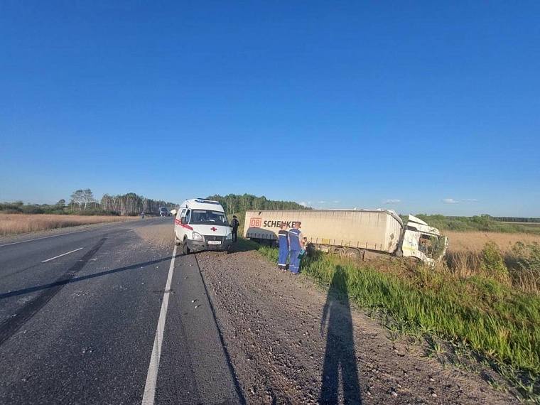 Сразу три большегруза столкнулись на тюменской трассе