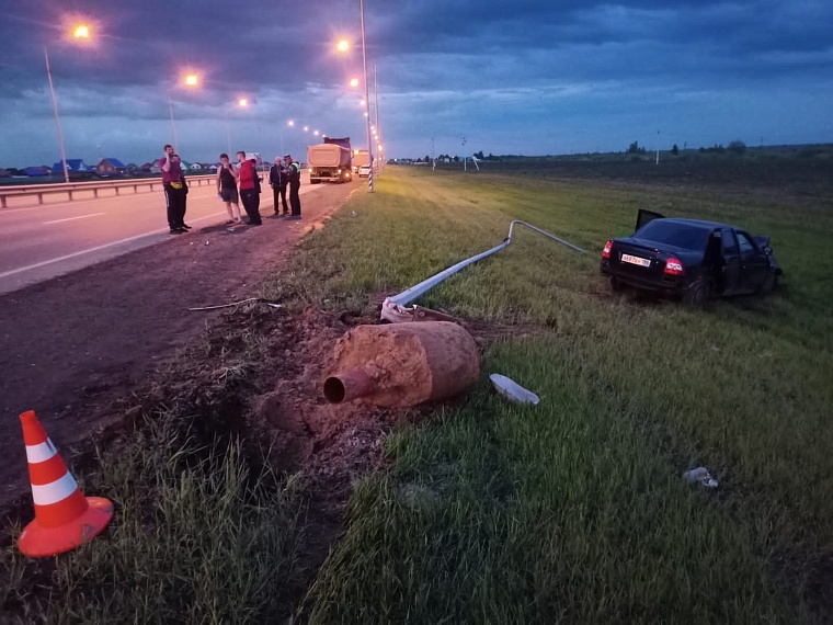 На Тобольском тракте водитель «Лады» снес опору освещения