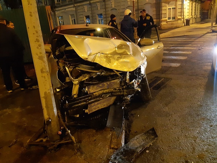 В Тюмени ночью легковушка протаранила столб