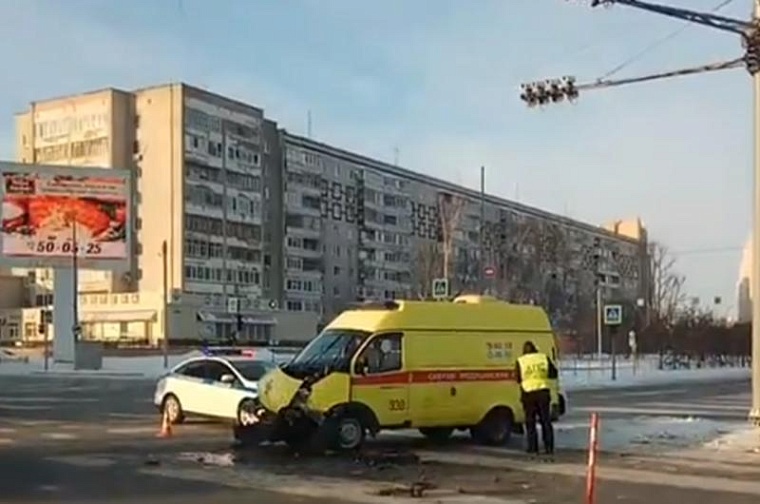 Попавшая в ДТП в центре Тюмени скорая везла беременную женщину