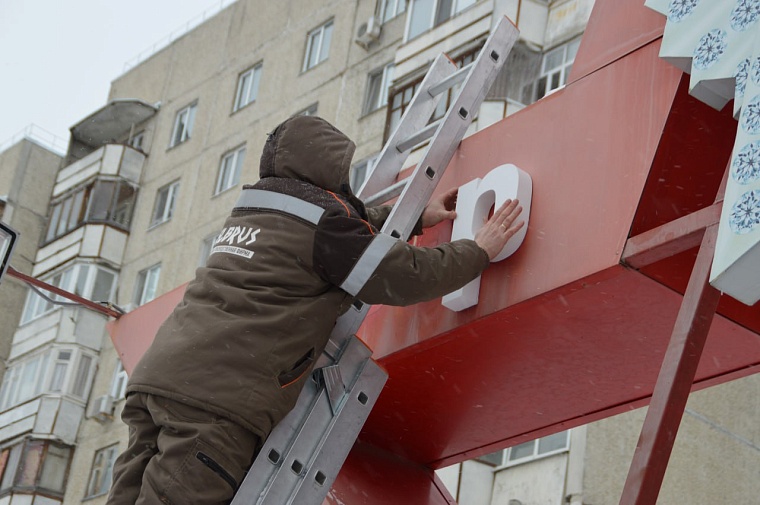 В тюменском сквере Победы восстановили поврежденную арку-звезду