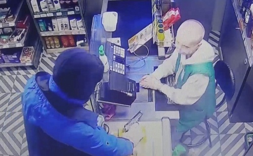 В Тобольске собака привела полицейских прямо к двери квартиры преступника