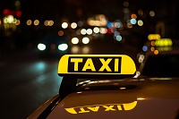 В Тюмени таксист обирал пьяных пассажиров