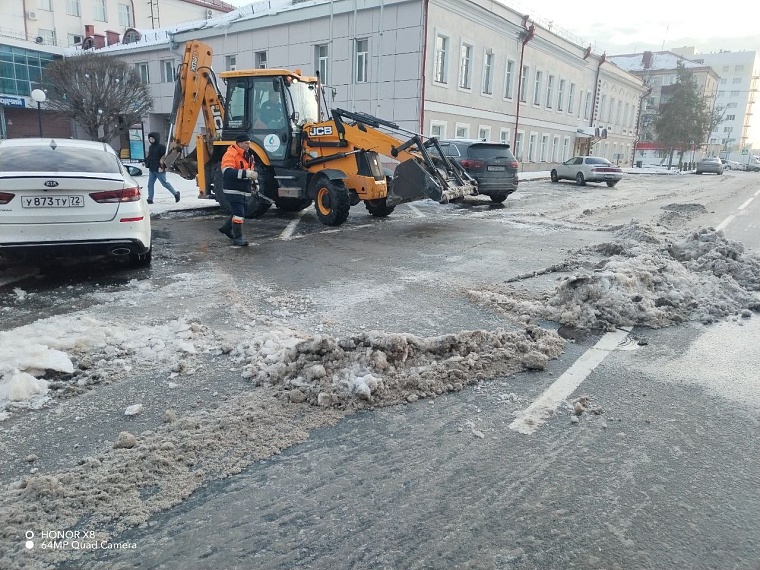 В Тюмени из-за утечки воды в районе строительного университета ограничено водоснабжение до 21 часа