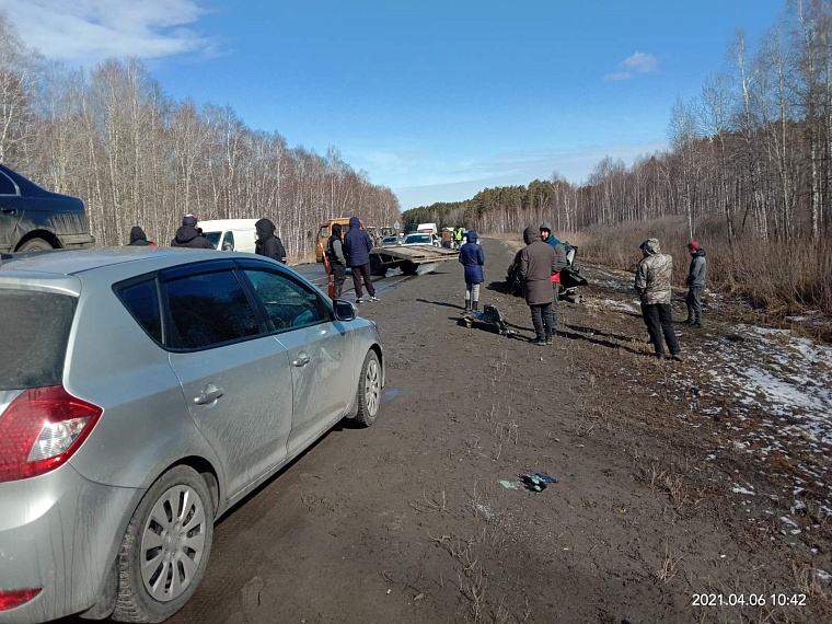 Mitsubishi Lancer на Червишевском тракте вылетел на встречную полосу после столкновения с автобусом