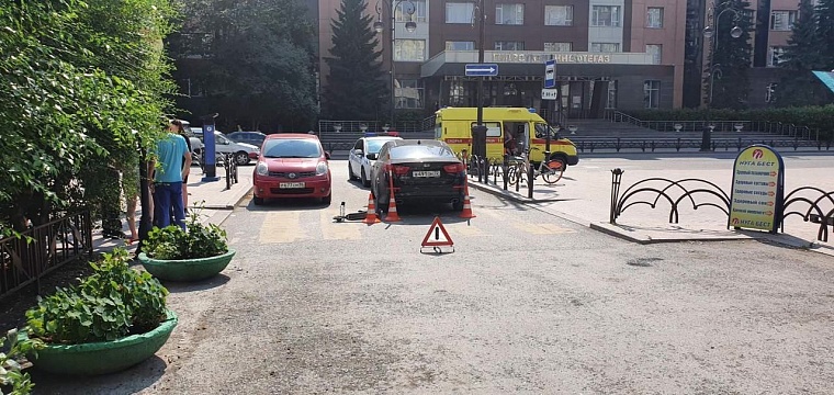 В Тюмени 8-летняя девочка на самокате врезалась в автомобиль