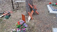 Не найдя на кладбище сигарет, житель Ишима стал крушить памятники и кресты
