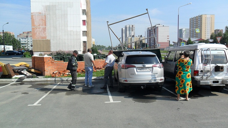 Поваленные деревья, разбитая мусорная площадка: в Тобольске устраняют последствия ночной стихии