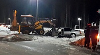 В Тобольске «Ниссан» столкнулся с автогрейдером: погибли жители Омска