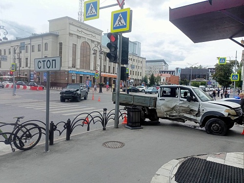 В центре Тюмени "УАЗ Пикап" отбросило на угол дома