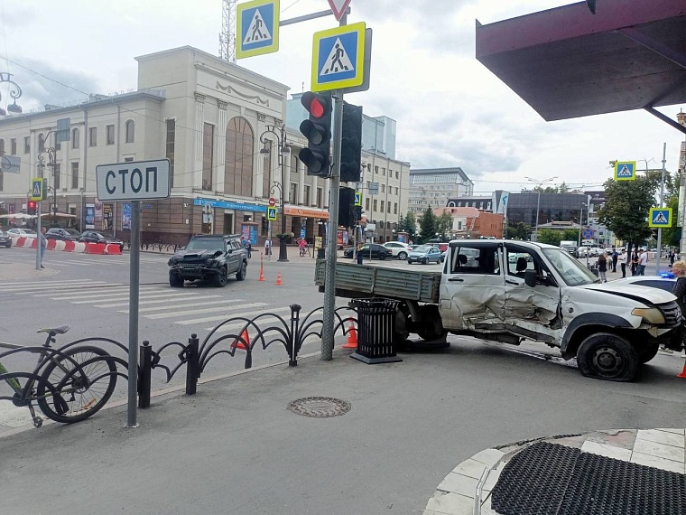 В центре Тюмени "УАЗ Пикап" отбросило на угол дома