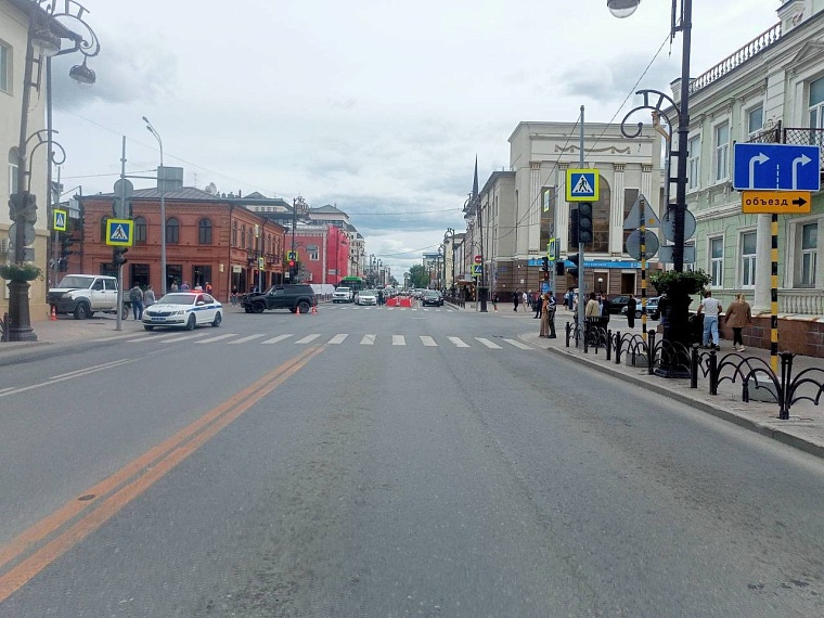 В центре Тюмени "УАЗ Пикап" отбросило на угол дома