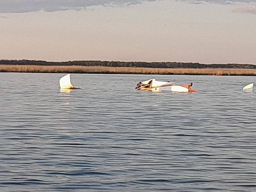 Частный самолет разбился на воде в Тюменской области